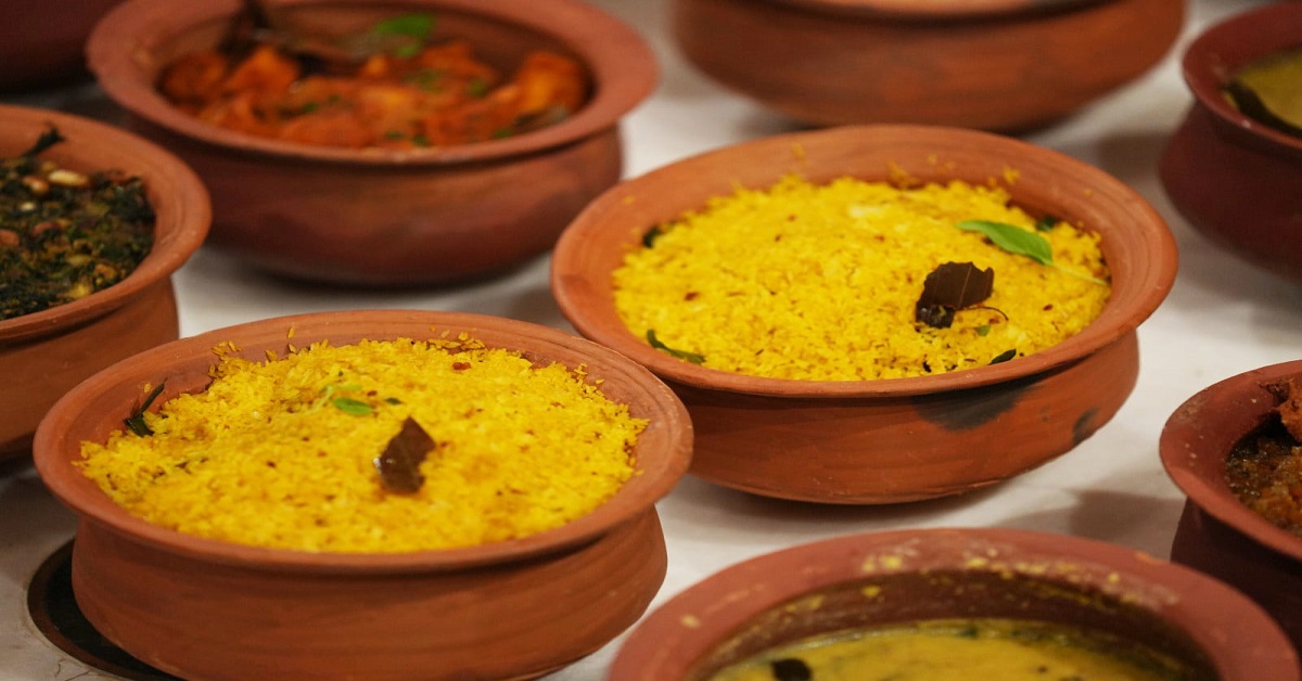 মুখ্যমন্ত্রীর নির্দেশ, জগন্নাথধাম থেকে প্যাকেট প্রসাদ দিনভর বিলি হল রাজারহাটে