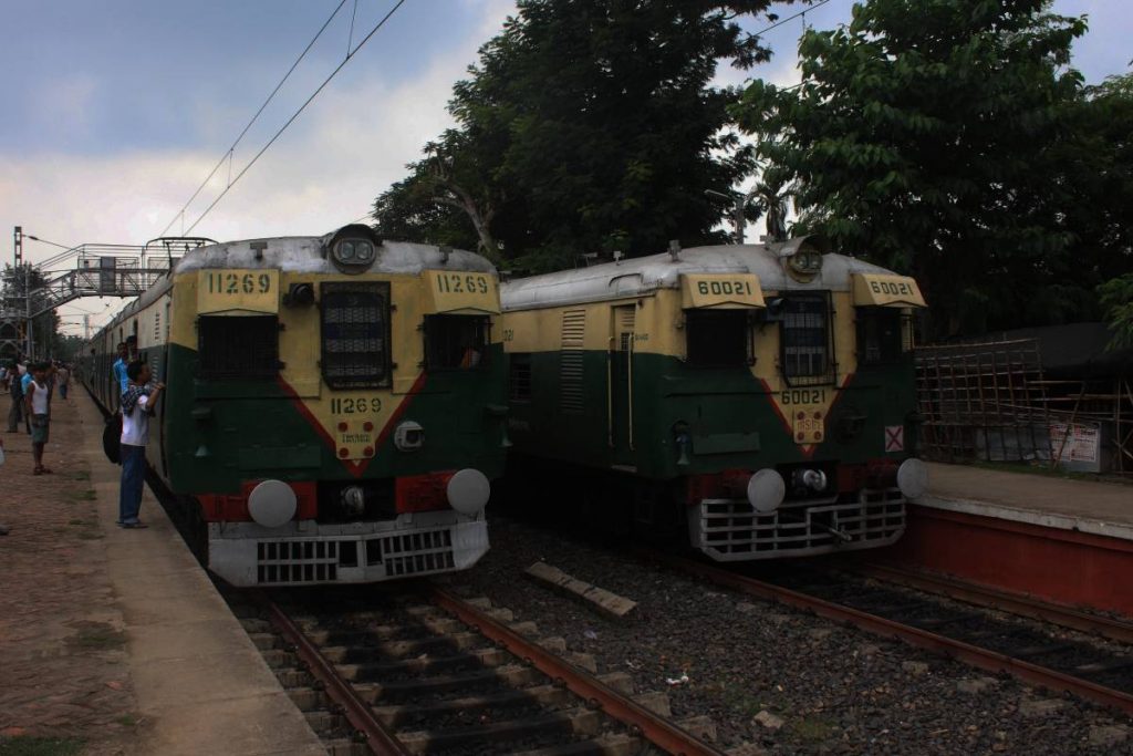 লক্ষ্মীকান্তপুর শাখায় রেল অবরোধের ফলে যাত্রীদের ভোগান্তি চরমে