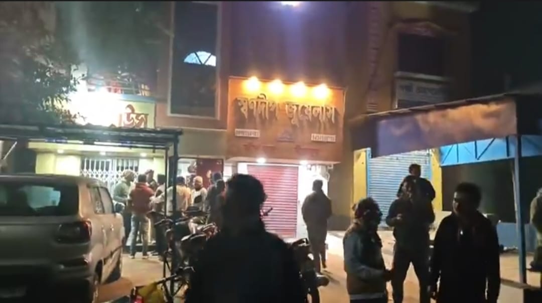 ভর সন্ধ্যায় সোনার দোকানে দুঃসাহসিক ডাকাতি! বোমাবাজি করে চম্পট ডাকাতের দল