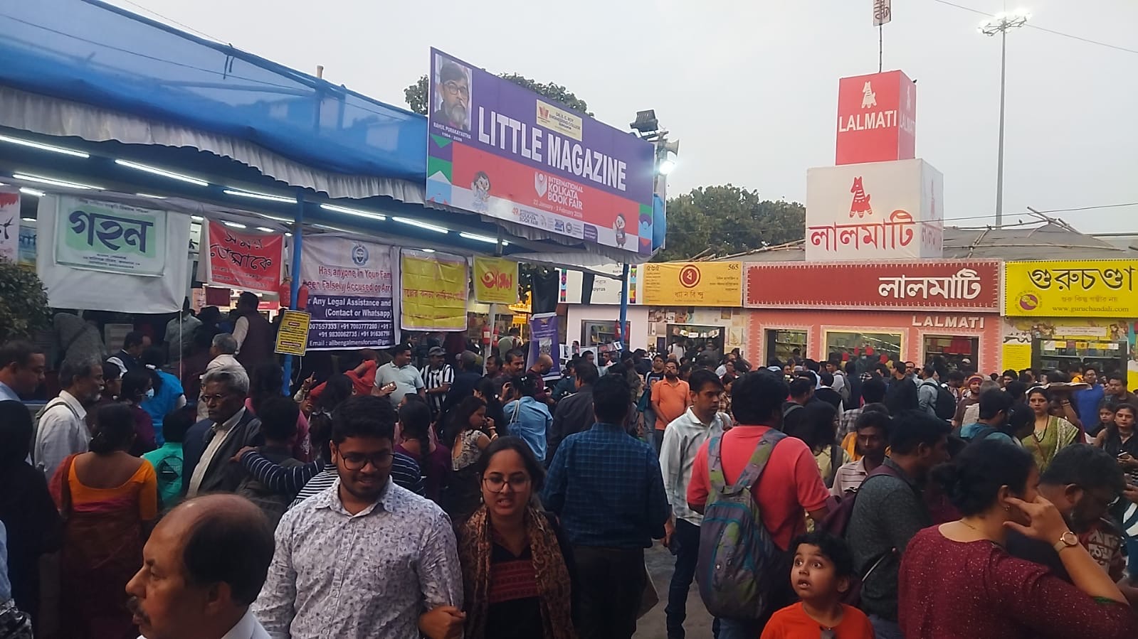 শেষ দিনেও ভীড়ে ঠাসা কলকাতা বইমেলা