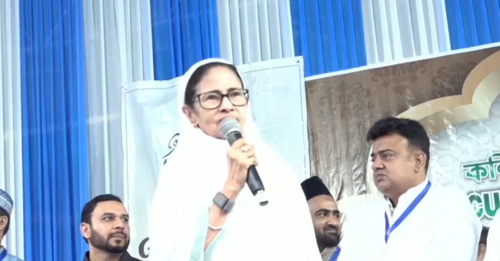 ইদের মঞ্চ থেকে কেন্দ্রকে নিশানা মমতার, ‘অধিকার কেড়ে নিতে দেব না’ বার্তা 1