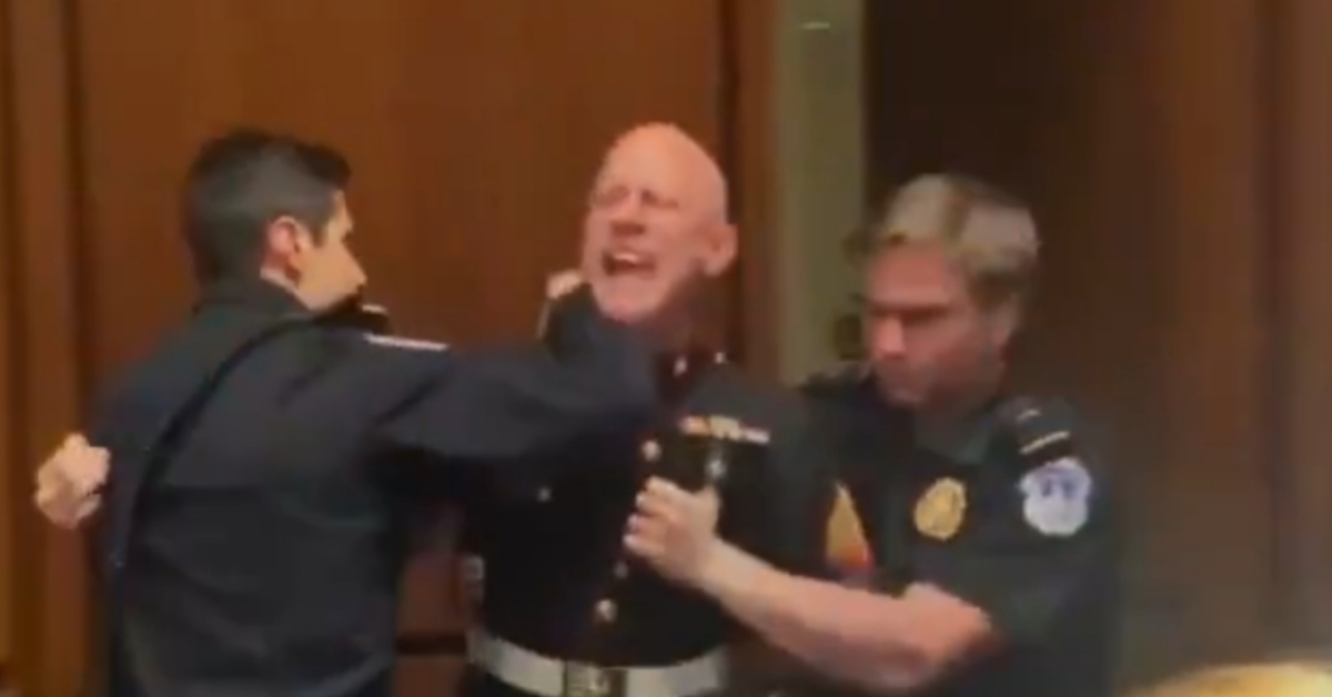 মার্কিন কংগ্রেসে যুদ্ধবিরোধী বিক্ষোভ, “ইরানের বিরুদ্ধে যুদ্ধ চাই না”—প্রতিবাদের আওয়াজ তুলতেই বের করে দিল পুলিশ