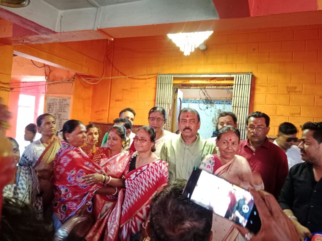 ময়দা কালীবাড়িতে পুজো দিয়ে প্রচার শুরু জয়নগরের তৃণমুল প্রার্থী বিশ্বনাথ দাসের Biswanth 1024x768