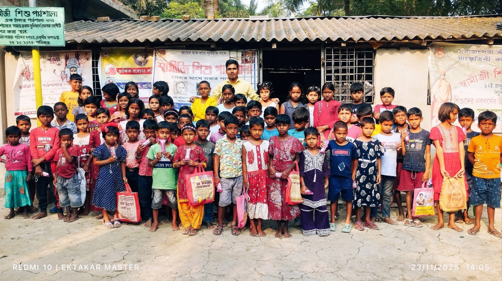 বিদ্যুতের পোস্টে বর্ণ পরিচয়ের পাশাপাশি বইয়ের প্রতি আগ্রহ বাড়াতে তৈরি হল গ্রন্থাগার