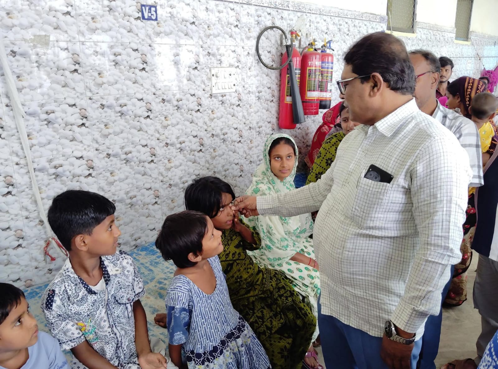 মিড ডে মিলে টিকটিকি, অসুস্থ ১৫ শিশুর চিকিৎসা করলেন বিধায়ক