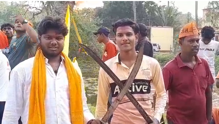 রামনবমীর প্রাক্কালে বর্ণাঢ্য ধর্মীয় শোভাযাত্রা হাওড়ার সাঁকরাইলে ram rally1